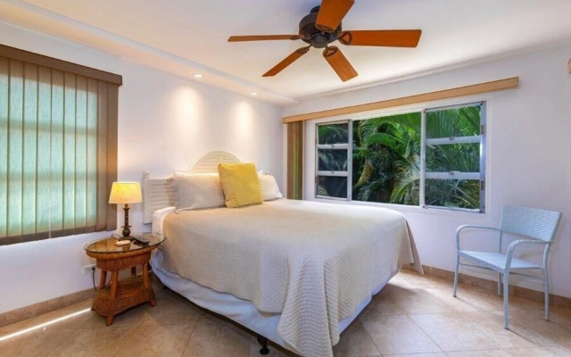 Royal Mauian #219 2 Bedroom Condo by RedAwning