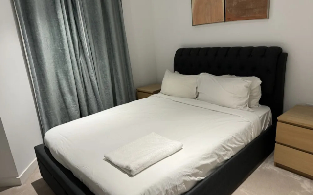 Docklands Stunning 2 bed Apartment London