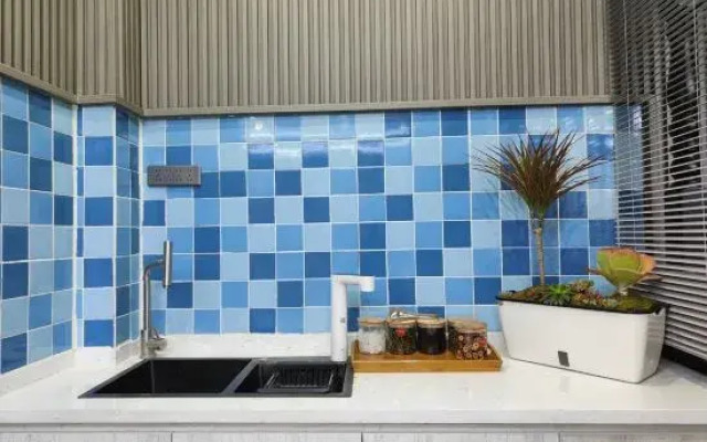 Ease Hotel (Linxia Central Square)