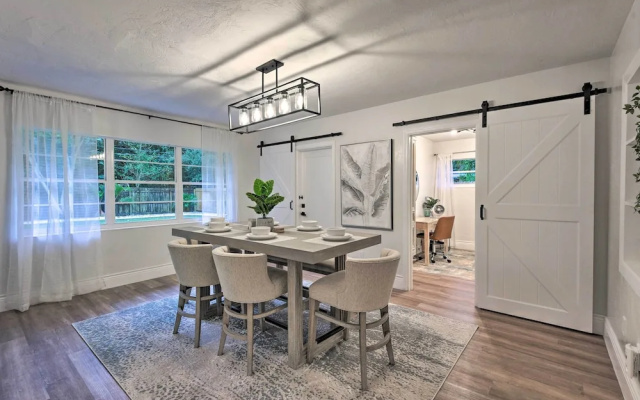 Walk to Restaurants: Sarasota Home w/ Lanai!