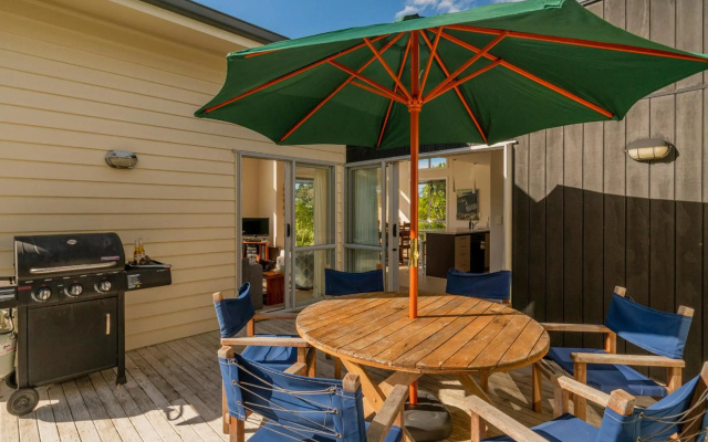 Golfers and Beach Lovers Dream - Matarangi Holiday House – Outside – Matarangi