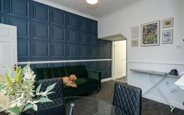 4-bedroom- Stoke-on-trent Sleeps 8- pet Friendly