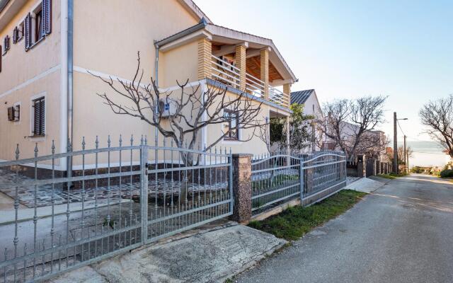 Beautiful Apartment in Jasenice Near Sea