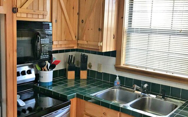 Alpine Vista - 3 Br cabin by RedAwning