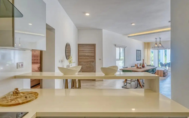 Unique Modern Apartment With Direct Beach Access