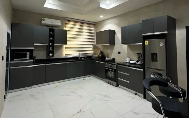 2BR Apartment With Pool and Wifi Near Airport
