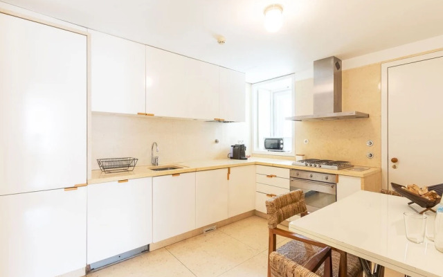 JOIVY Chiado Self Check-In 2-BR Flat w/Parking