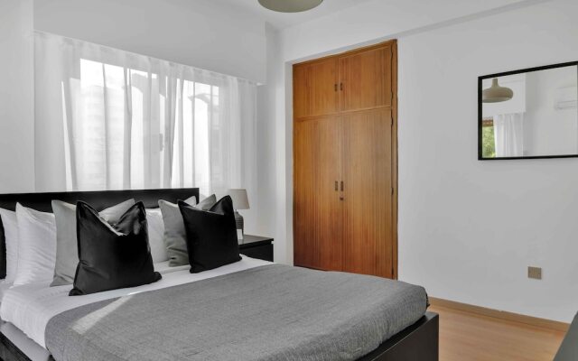 Phaedrus Living: Romanou Modern City Center Flat
