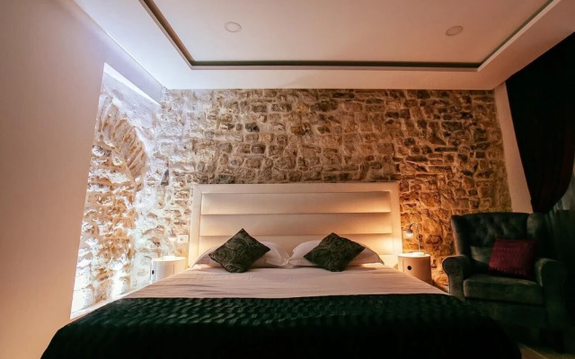 Get Split Luxury Apartment