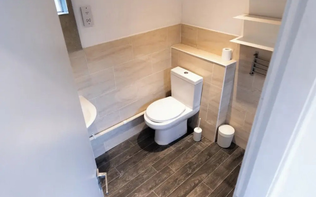 Wolverhampton - 4 Bed House - Free Parking