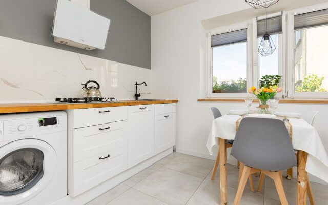 Bright Apartment in Wola by Renters