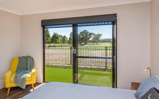 The Links - fairway views, walk to town, air-con