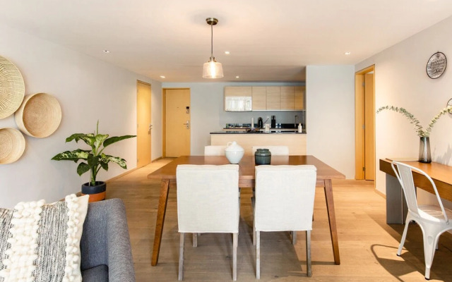 Executive 1BR Oasis With Kitchen & Private Balcony