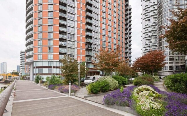 Lovely 1bed W/balcony on the River Thames