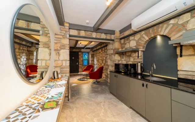 Amazing Hotel Room Near Hadrian s Gate