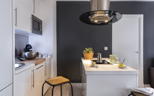 Cozy 1 BD Apartment in Perfect Location. Albareda II