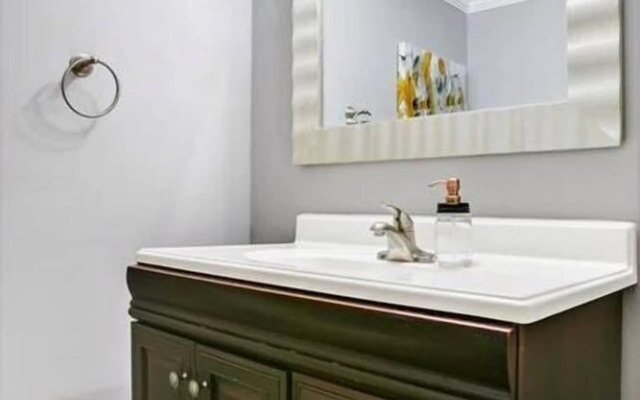 Creative & Cool 2br/2ba West Apt Home