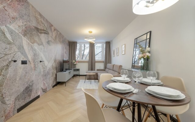 Zielińskiego Apartment by Renters
