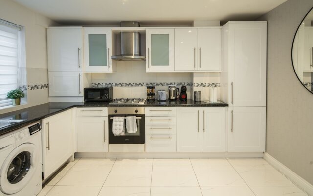 Charming 2-bed House in Central