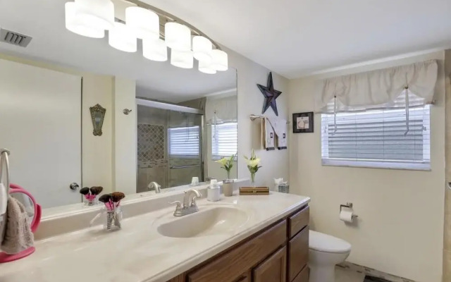 Island-style Condo With Pool, spa and Steps to Beach