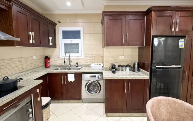 Calm & Classy 2BR - 5 min to Airport