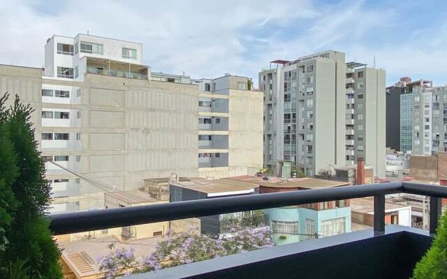 Amazing 3BR With Balcony in Miraflores