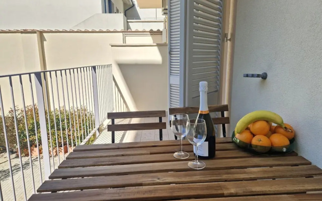 Moderno Bilocale con Terrazzo e Parcheggio