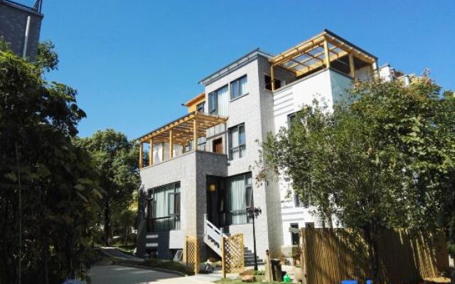 Wuyuan Fangzi Tea Homestay (Wuyuan High-speed Railway Station Xiangao Ancient City Branch)
