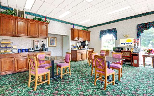 Super 8 by Wyndham Nashville Near Downtown / I-40