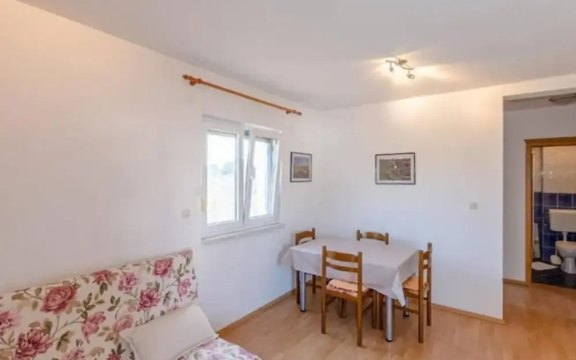 Charming and Cozy Okrug Gornji Apartment With Balcony