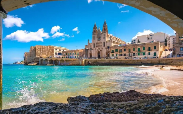 Square and Sea Views - 1 BR With Ensuite