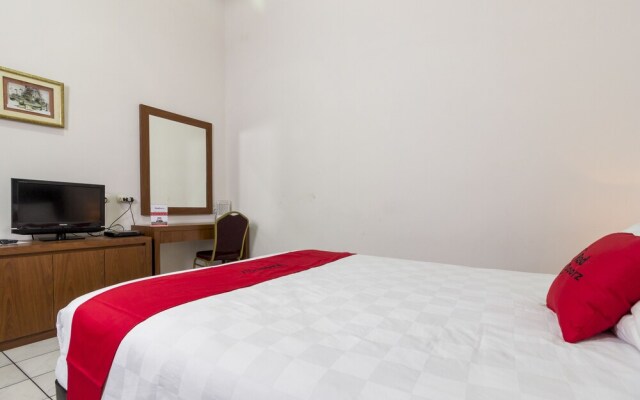 RedDoorz Plus near Riau Street 2