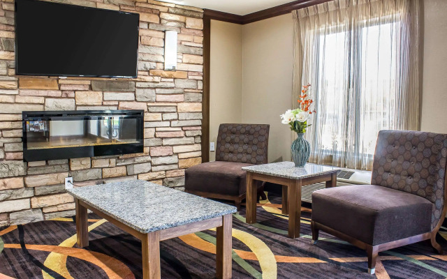 Comfort Inn & Suites Cedar Rapids North - Collins Road