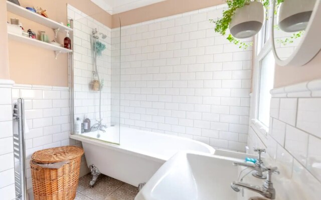 Spacious 2 Bedroom Home in Lewisham