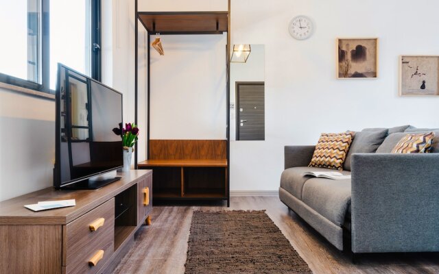 Sanders Home Suites - Cheerful Downtown Studio