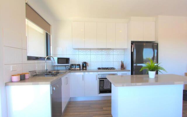 StayCentral-Heidelberg Heights Penthouse