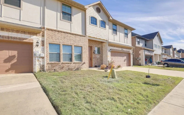 Family-friendly Irving Townhome w/ Yard!