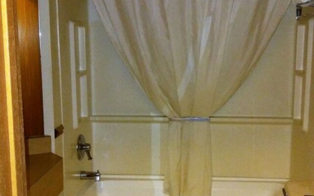 Days Inn & Suites by Wyndham Williamsburg IA North