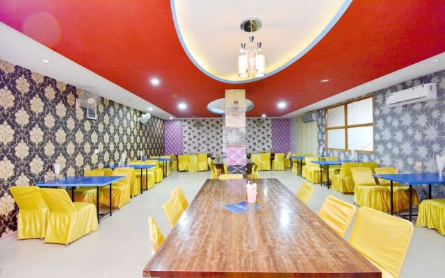 Oyo 39889 Palace Plaza