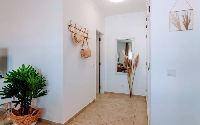 Holiday 1 Bed Apartment With Pool in Albufeira