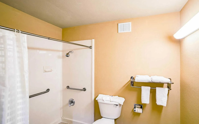 Clarion Pointe Marshall