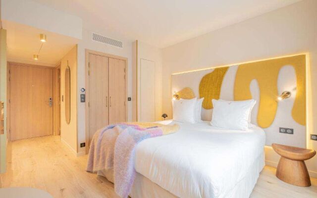 Yuna Porte Maillot - ApartHotel