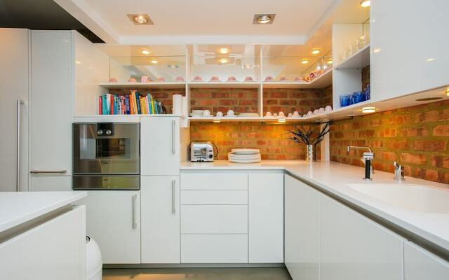 Modern 3 Bedroom Apartment In Soho