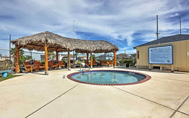 Beachfront Home w/ Pool Access in Galveston!
