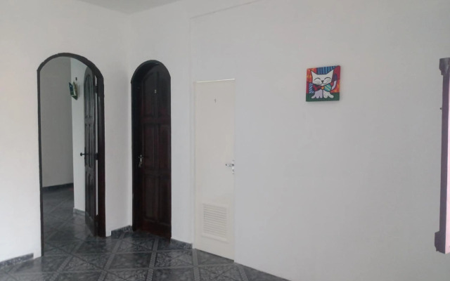 Casa grande em área central, bem iluminada e vent.