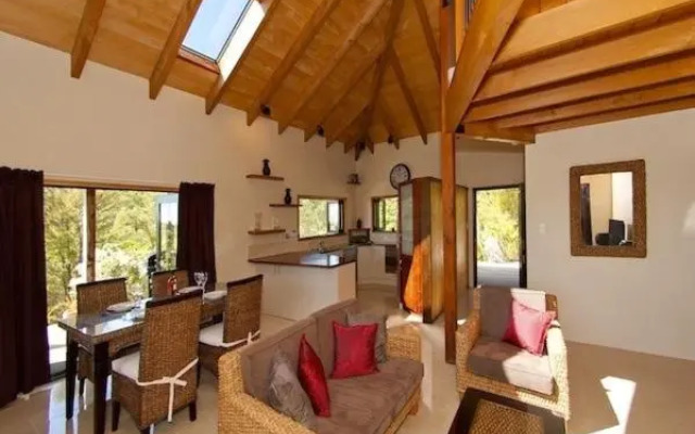 Treetop Oasis - Tairua Executive Holiday Home