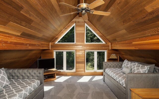 Riffle River Lodge 3 Bedroom Home by NW Comfy Cabins by RedAwning