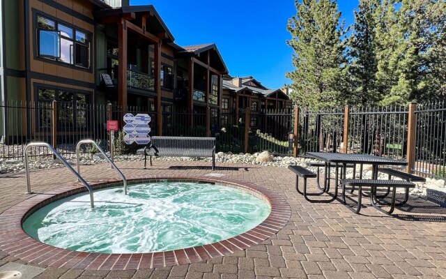 Solstice 18 Beautiful and Modern, Private Washer Dryer, Close to Eagle Lodge by RedAwning