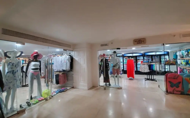 Alexander 611 3 Bedroom Apts by RedAwning