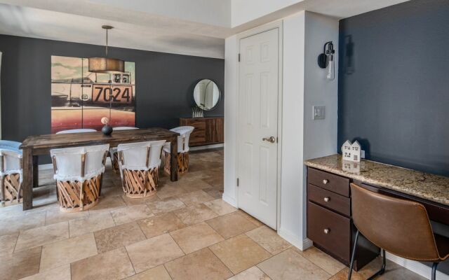 Sleek 2BR Townhome Old Town by WanderJaunt